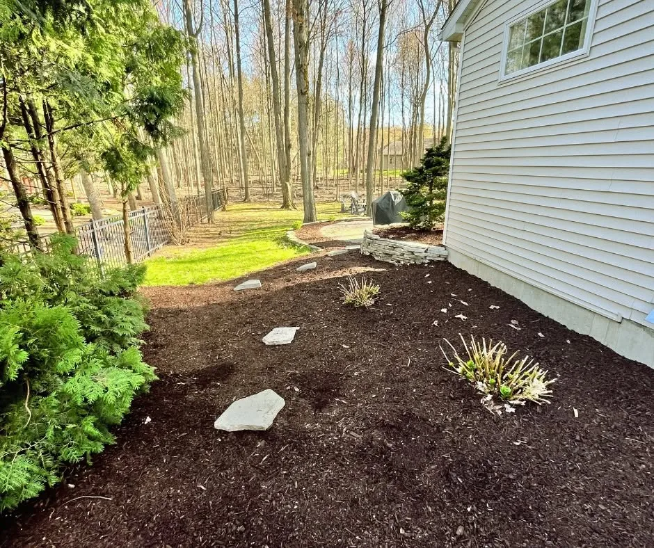 Fresh mulch and edging along a home foundation